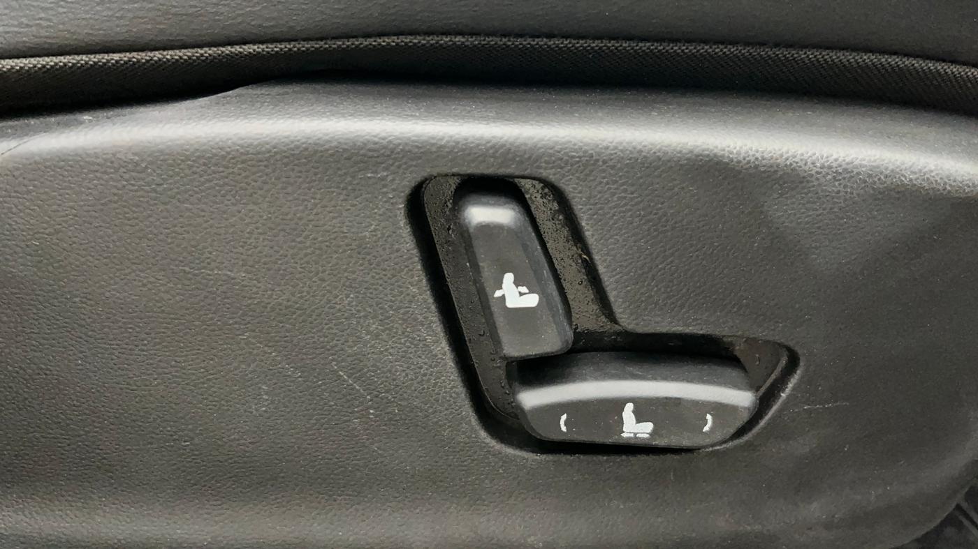2020 MG HECTOR SHARP 2.0 DIESEL, Diesel, Manual, 1,09,948 km, Driver Side Adjustment Panel