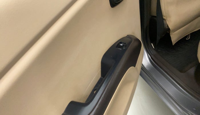 2010 Hyundai i10 MAGNA 1.2, Petrol, Manual, 62,452 km, Left rear window switch / handle - Switch/handle not functional