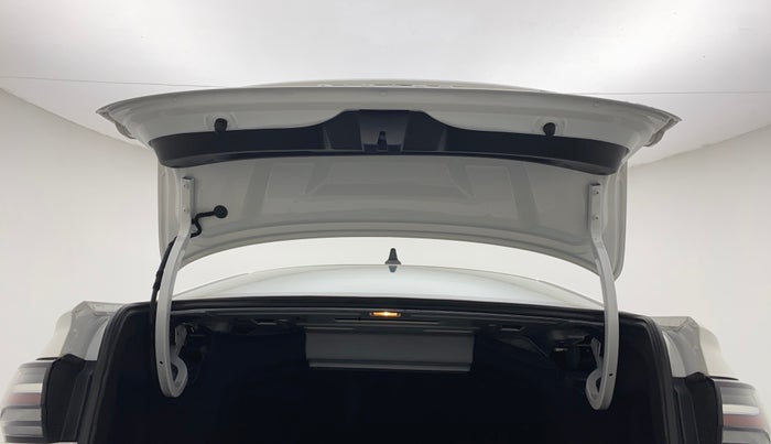 2022 Volkswagen VIRTUS TOPLINE TSI 1.0 AT, Petrol, Automatic, 13,438 km, Boot Door Open