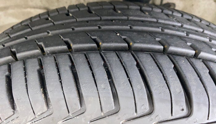 2014 Maruti Wagon R Stingray VXI, Petrol, Manual, 52,394 km, Left Front Tyre Tread
