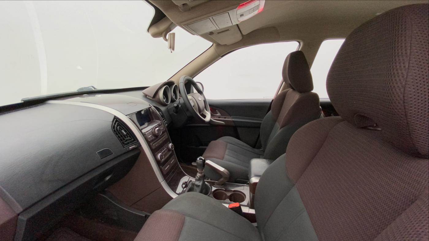 2014 Mahindra XUV500 W6, Diesel, Manual, 68,310 km, Right Side Front Door Cabin