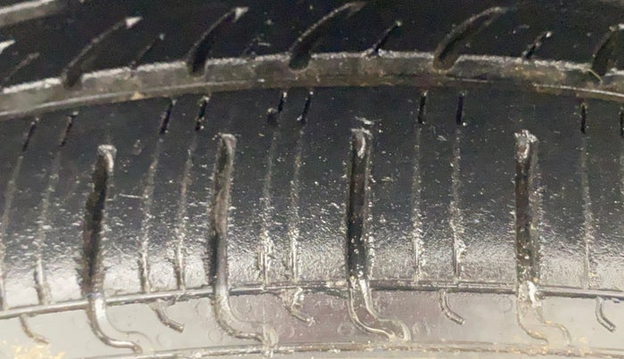 2017 Maruti Swift ZXI, Petrol, Manual, 57,423 km, Right Front Tyre Tread