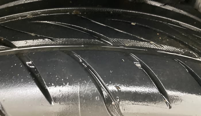 2014 Maruti Swift ZXI, Petrol, Manual, 98,973 km, Left Rear Tyre Tread