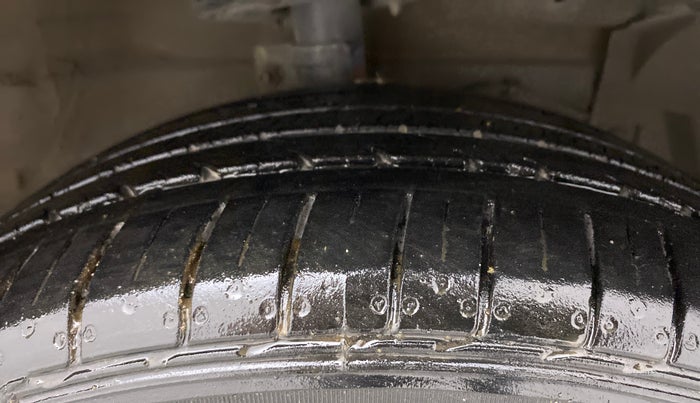 2017 Maruti Ciaz ALPHA  AT 1.4  PETROL, Petrol, Automatic, 64,525 km, Right Front Tyre Tread