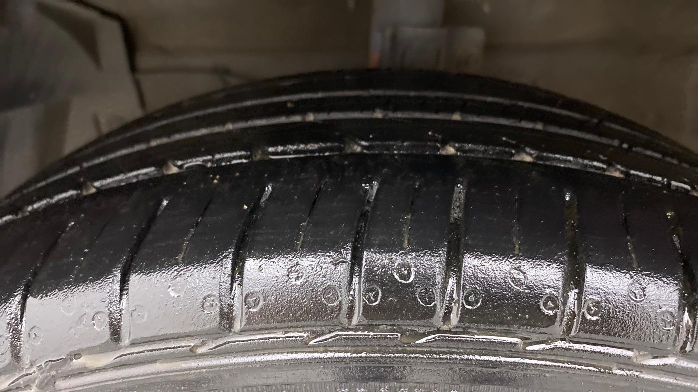 2017 Maruti Ciaz ALPHA  AT 1.4  PETROL, Petrol, Automatic, 64,525 km, Left Front Tyre Tread