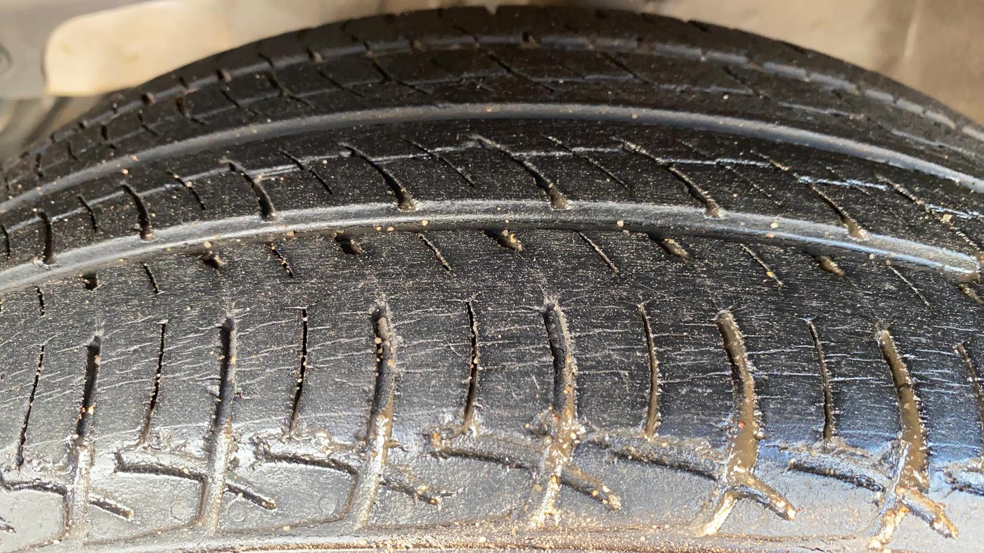 2017 Mahindra Kuv100 K8 5 STR, Petrol, Manual, 22,861 km, Left Front Tyre Tread