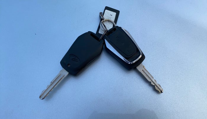 2017 Mahindra Kuv100 K8 5 STR, Petrol, Manual, 22,861 km, Key Close Up