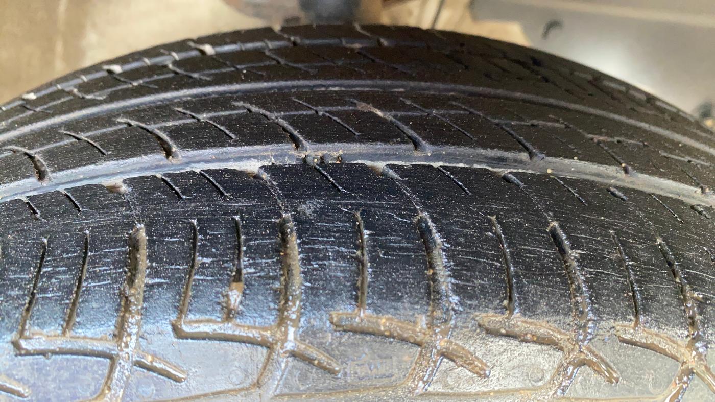 2017 Mahindra Kuv100 K8 5 STR, Petrol, Manual, 22,861 km, Right Front Tyre Tread