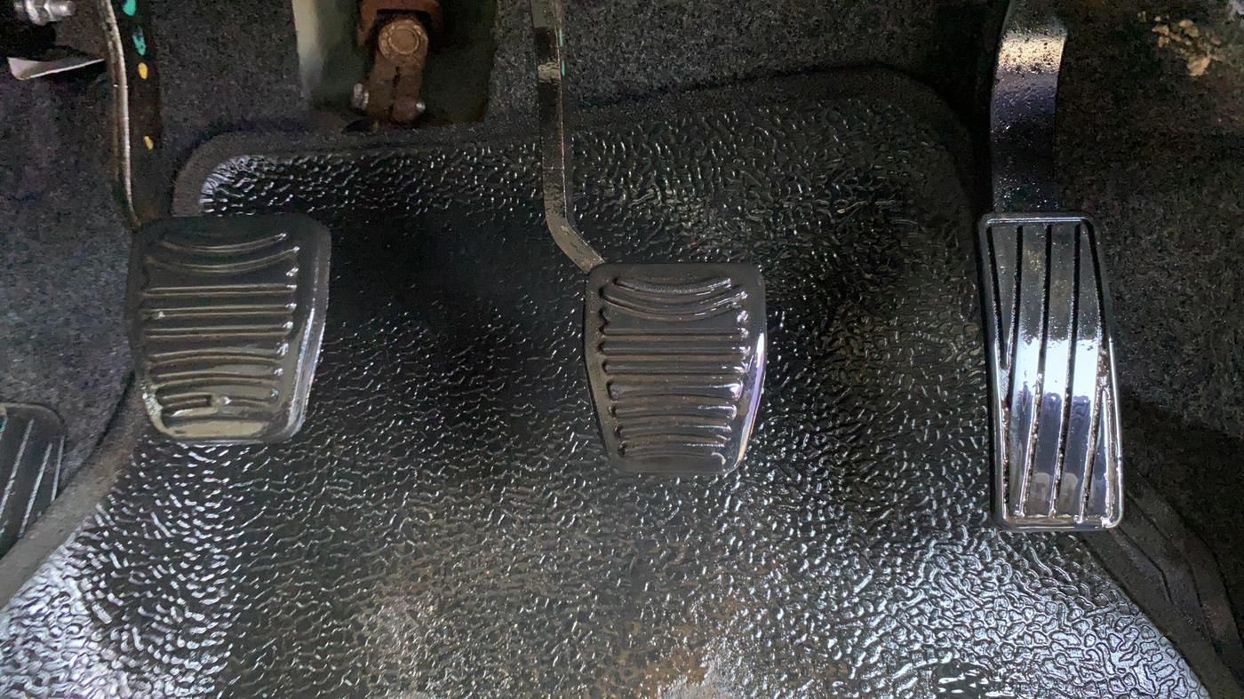 2017 Mahindra Kuv100 K8 5 STR, Petrol, Manual, 22,861 km, Pedals