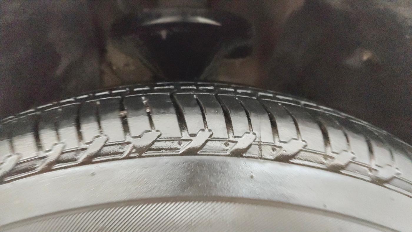2017 Mahindra XUV500 W10 SPORTZ EDITION MT, Diesel, Manual, 1,00,217 km, Right Front Tyre Tread