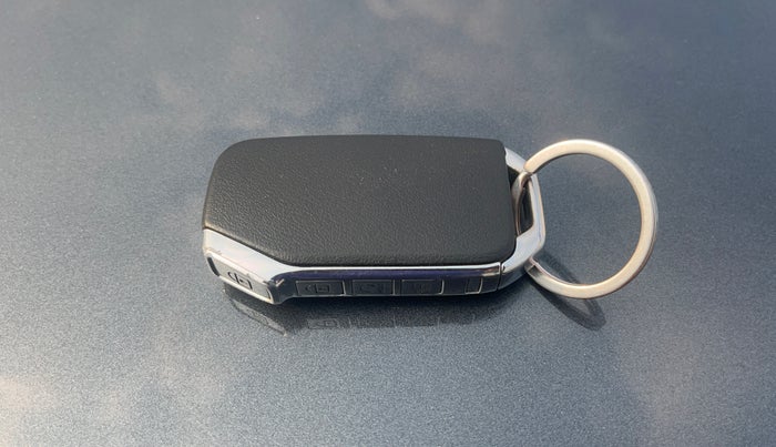 2023 KIA CARENS  PRESTIGE PLUS 1.5 TURBO PETROL DCT 7 STR, Petrol, Automatic, 50,357 km, Key Close Up