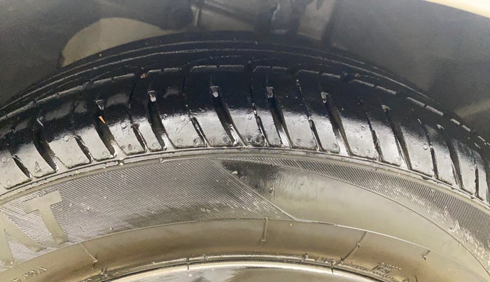 2017 Ford New Figo TITANIUM 1.2 PETROL MT, CNG, Manual, 49,040 km, Right Front Tyre Tread