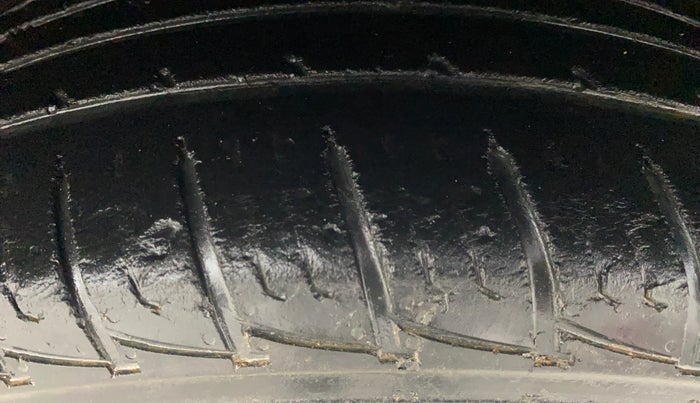 2017 Renault Duster 85 PS RXS SANDSTORM EDITION DIESEL, Diesel, Manual, 1,16,512 km, Right Front Tyre Tread