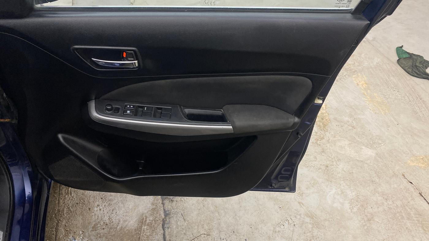 2018 Maruti Swift ZXI AMT, Petrol, Automatic, 1,18,478 km, Driver Side Door Panels Control