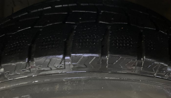 2017 Maruti Ciaz ZETA 1.4  MT PETROL, Petrol, Manual, 90,673 km, Left Front Tyre Tread