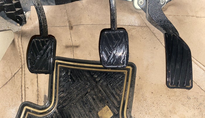 2017 Maruti Ciaz ZETA 1.4  MT PETROL, Petrol, Manual, 90,673 km, Pedals