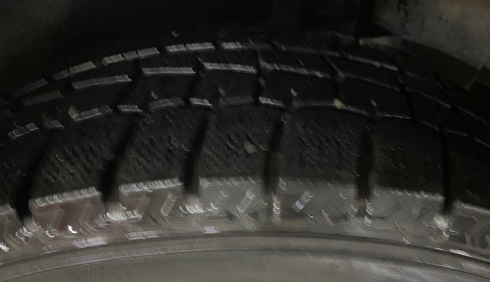 2017 Maruti Ciaz ZETA 1.4  MT PETROL, Petrol, Manual, 90,673 km, Left Rear Tyre Tread