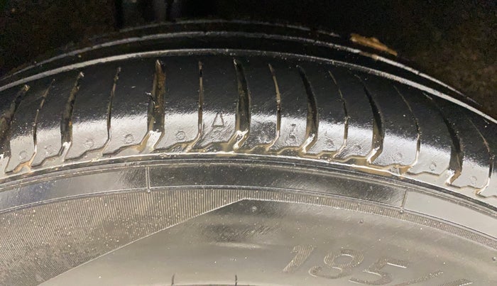 2017 Maruti Baleno DELTA PETROL 1.2, Petrol, Manual, 65,605 km, Right Rear Tyre Tread