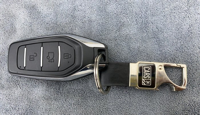 2019 Mahindra XUV500 W11 (O), Diesel, Manual, 21,214 km, Key Close Up