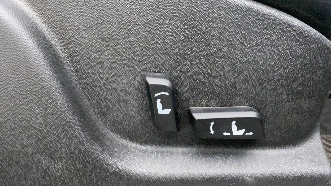 2019 Mahindra XUV500 W11 (O), Diesel, Manual, 21,214 km, Driver Side Adjustment Panel