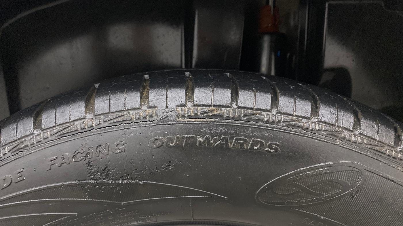 2014 Maruti Ertiga ZXI, Petrol, Manual, 40,526 km, Left Rear Tyre Tread