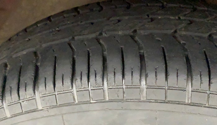 2013 Maruti Ritz VXI, Petrol, Manual, 23,329 km, Right Front Tyre Tread