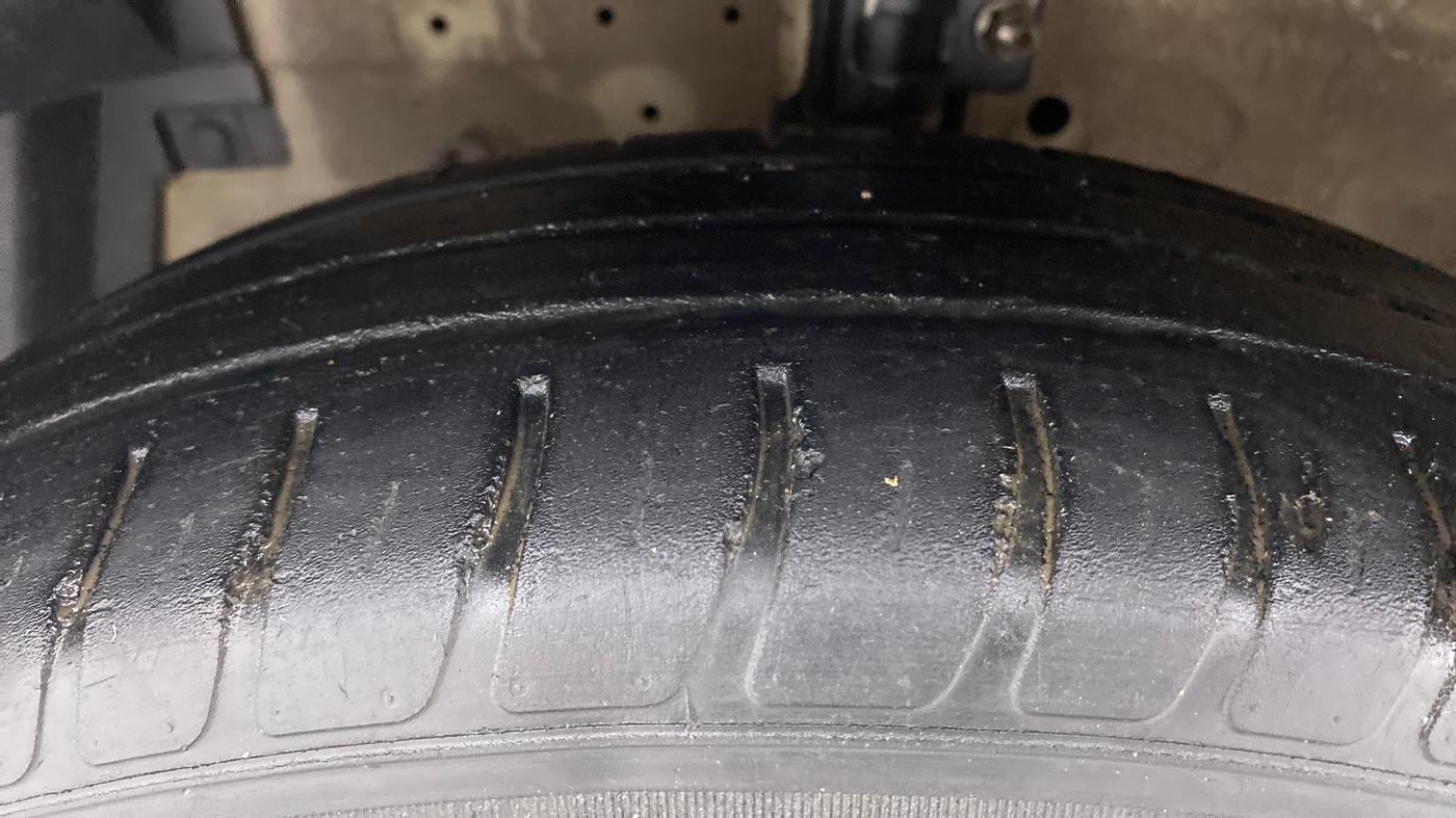 2016 Maruti Swift VXI, Petrol, Manual, 62,676 km, Left Front Tyre Tread