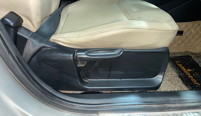 2016 Skoda Rapid 1.5 TDI CR STYLE PLUS AT, Diesel, Automatic, 1,09,407 km, Driver Side Adjustment Panel