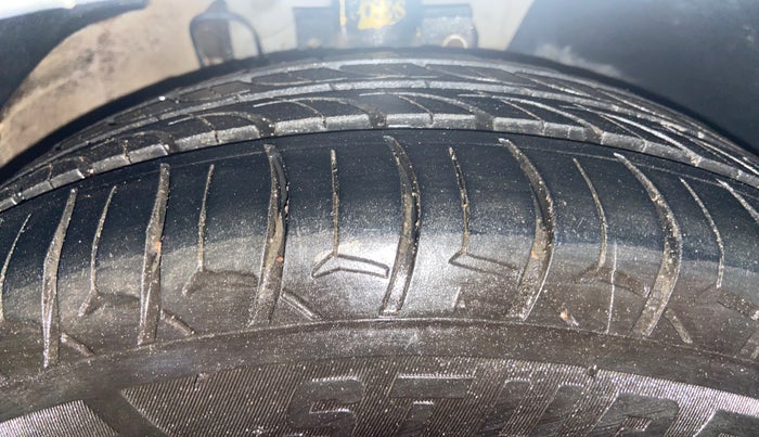 2016 Skoda Rapid 1.5 TDI CR STYLE PLUS AT, Diesel, Automatic, 1,09,407 km, Right Front Tyre Tread