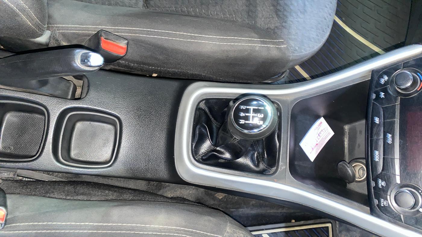 2016 Maruti S Cross ZETA 1.3, Diesel, Manual, 1,29,390 km, Gear Lever