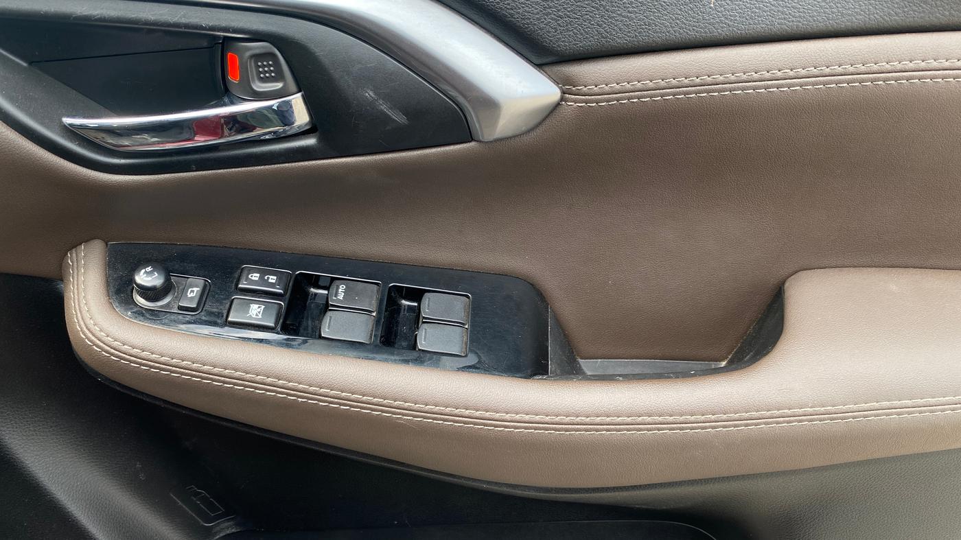 2022 Toyota URBAN CRUISER HYRYDER V HYBRID, Hybrid, Automatic, 19,184 km, Driver Side Door Panels Control