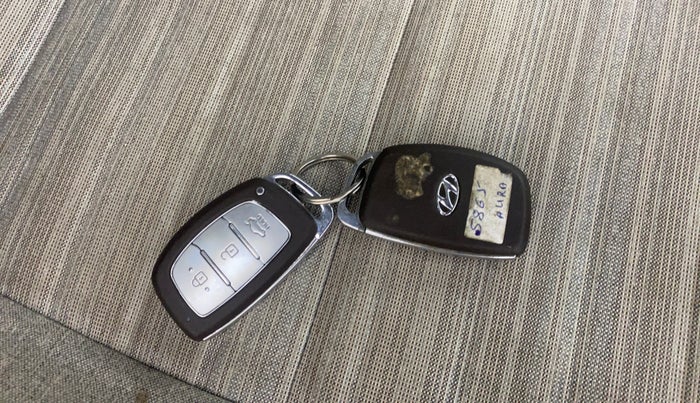 2020 Hyundai AURA SX PLUS 1.2 AMT, Petrol, Automatic, 24,380 km, Key Close Up