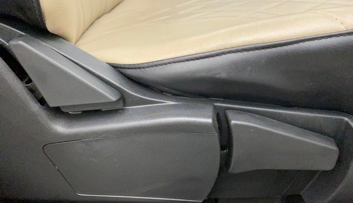 2021 Renault TRIBER RXZ AMT DUAL TONE, Petrol, Automatic, 17,903 km, Driver Side Adjustment Panel