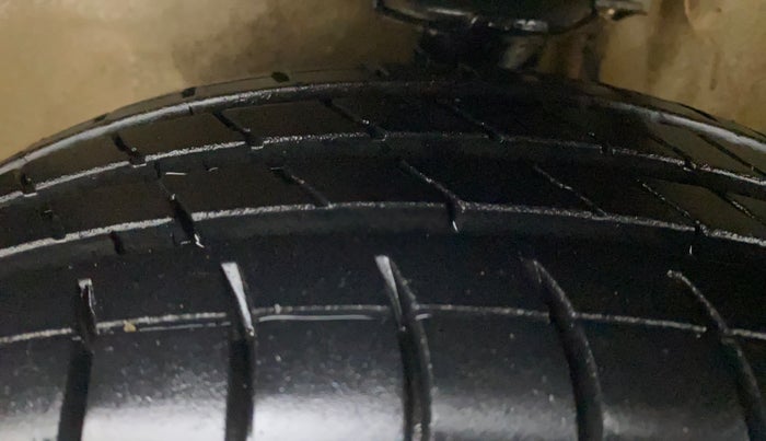 2013 Maruti Alto K10 VXI, Petrol, Manual, 90,752 km, Left Front Tyre Tread