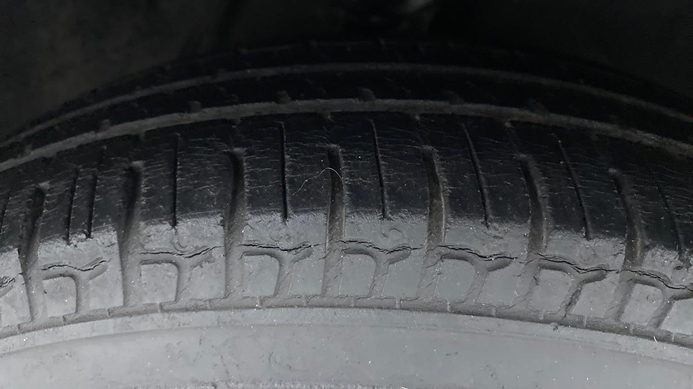 2016 Hyundai i10 SPORTZ 1.1, Petrol, Manual, 20,273 km, Right Front Tyre Tread
