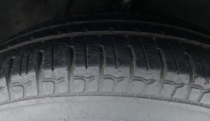 2016 Hyundai i10 SPORTZ 1.1, Petrol, Manual, 20,273 km, Right Front Tyre Tread