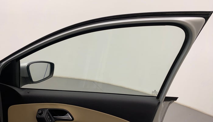 2015 Volkswagen Polo HIGHLINE1.2L, Petrol, Manual, 74,185 km, Right front window switch / handle - Power window makes minor noise