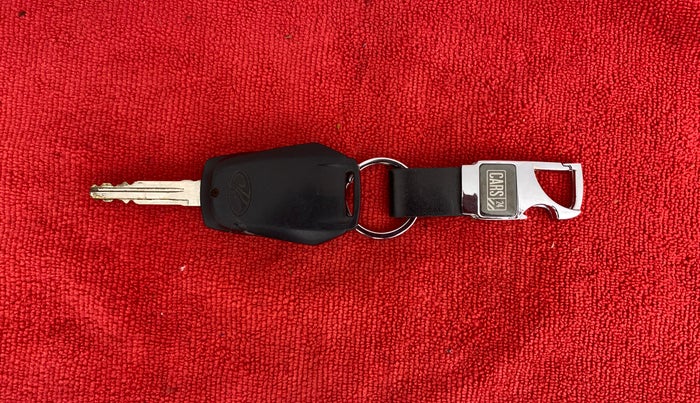 2017 Mahindra KUV 100 NXT K6+ P 6 STR, Petrol, Manual, 42,396 km, Key Close Up