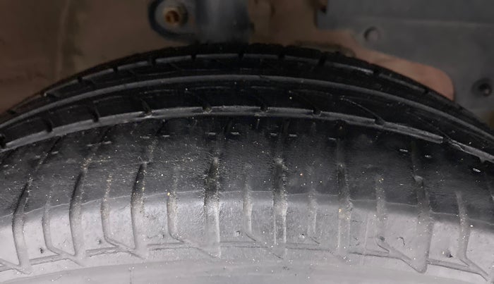 2017 Mahindra KUV 100 NXT K6+ P 6 STR, Petrol, Manual, 42,396 km, Right Front Tyre Tread