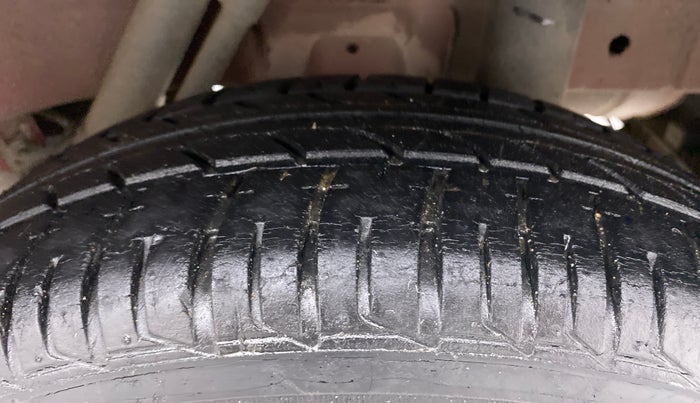 2017 Mahindra KUV 100 NXT K6+ P 6 STR, Petrol, Manual, 42,396 km, Left Rear Tyre Tread