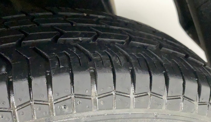 2013 Maruti Swift VXI, Petrol, Manual, 20,288 km, Left Rear Tyre Tread