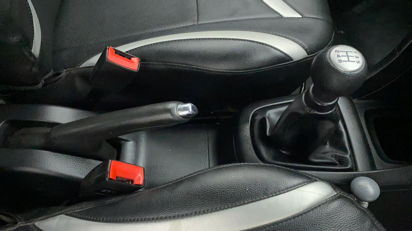 2013 Maruti Swift VXI, Petrol, Manual, 20,288 km, Gear Lever