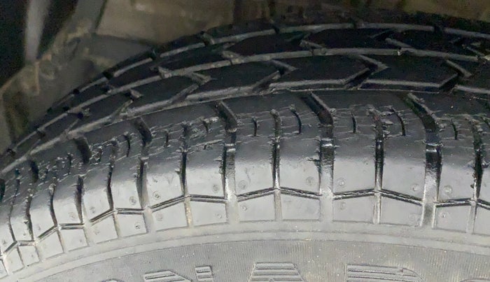 2013 Maruti Swift VXI, Petrol, Manual, 20,288 km, Left Front Tyre Tread