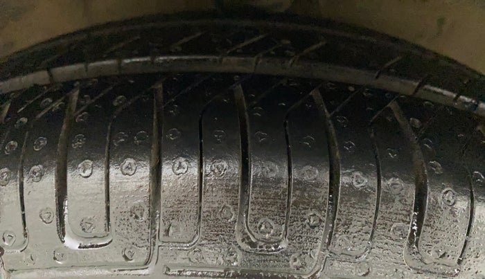 2010 Hyundai i10 SPORTZ 1.2, Petrol, Manual, 74,924 km, Right Front Tyre Tread