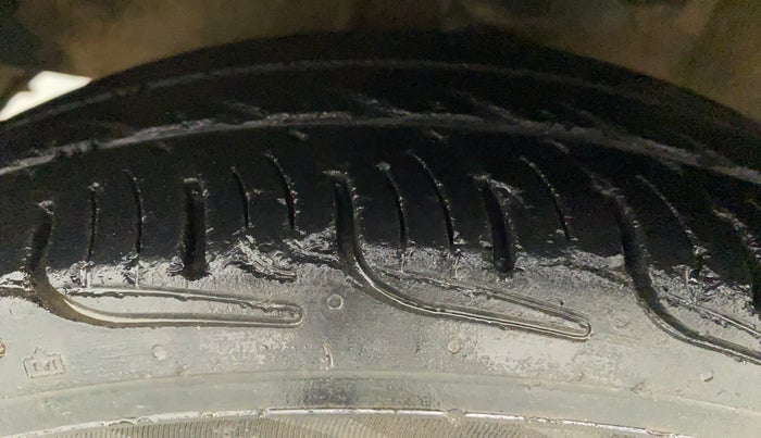 2010 Hyundai i10 SPORTZ 1.2, Petrol, Manual, 74,924 km, Left Front Tyre Tread
