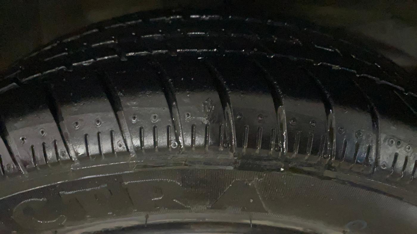 2015 Honda Brio S MT, Petrol, Manual, 26,326 km, Right Front Tyre Tread