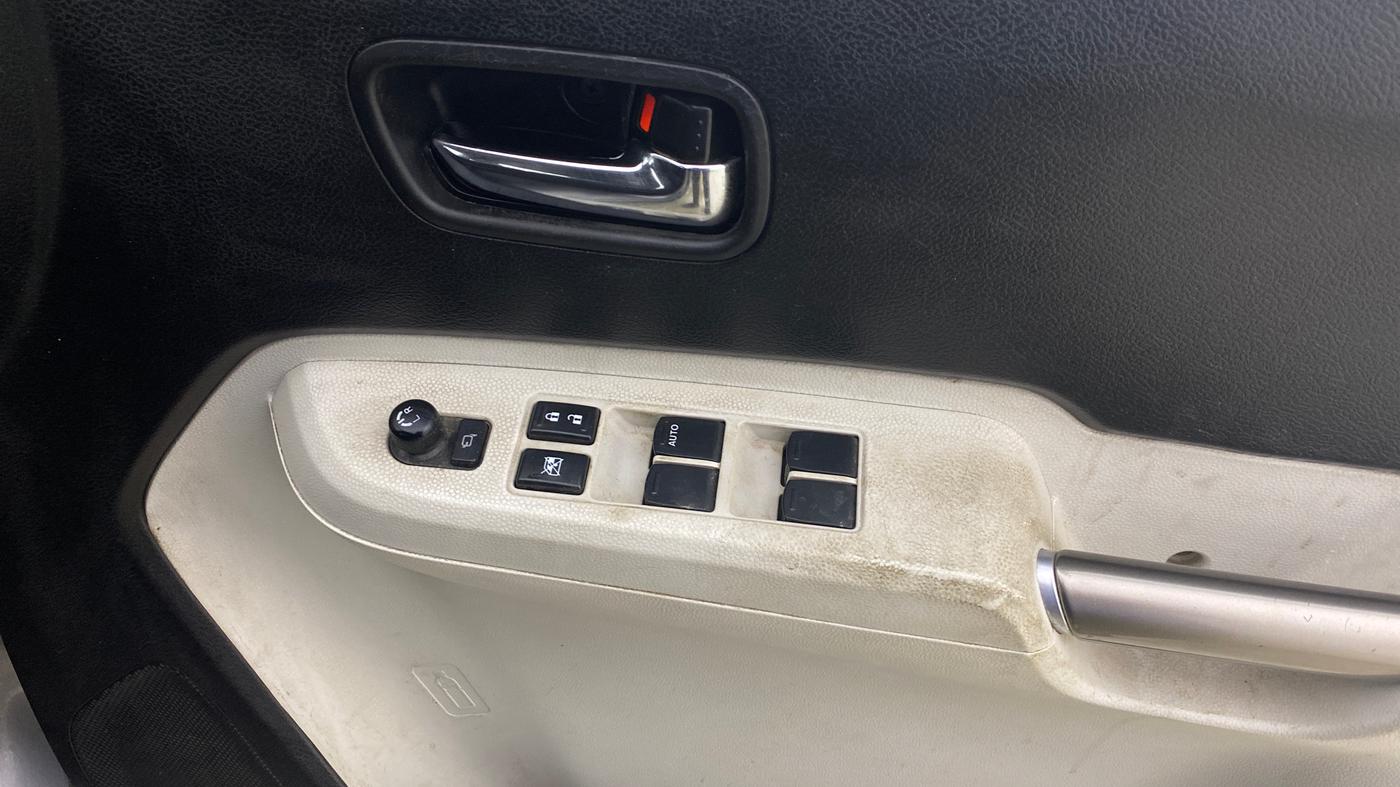 2017 Maruti IGNIS ZETA 1.2 AMT, CNG, Automatic, 1,00,735 km, Driver Side Door Panels Control