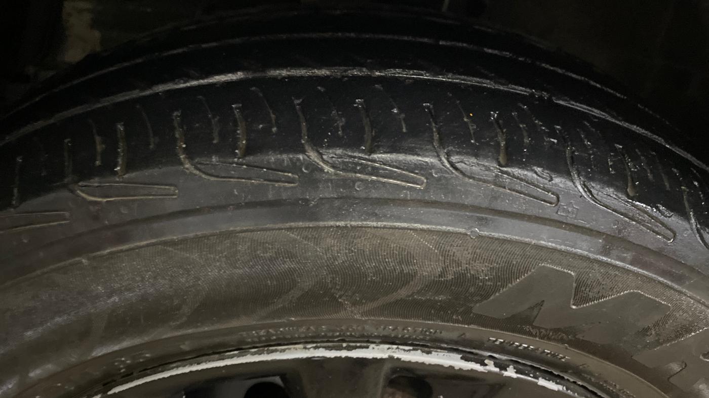 2015 Maruti Swift VXI, Petrol, Manual, 1,06,754 km, Left Front Tyre Tread