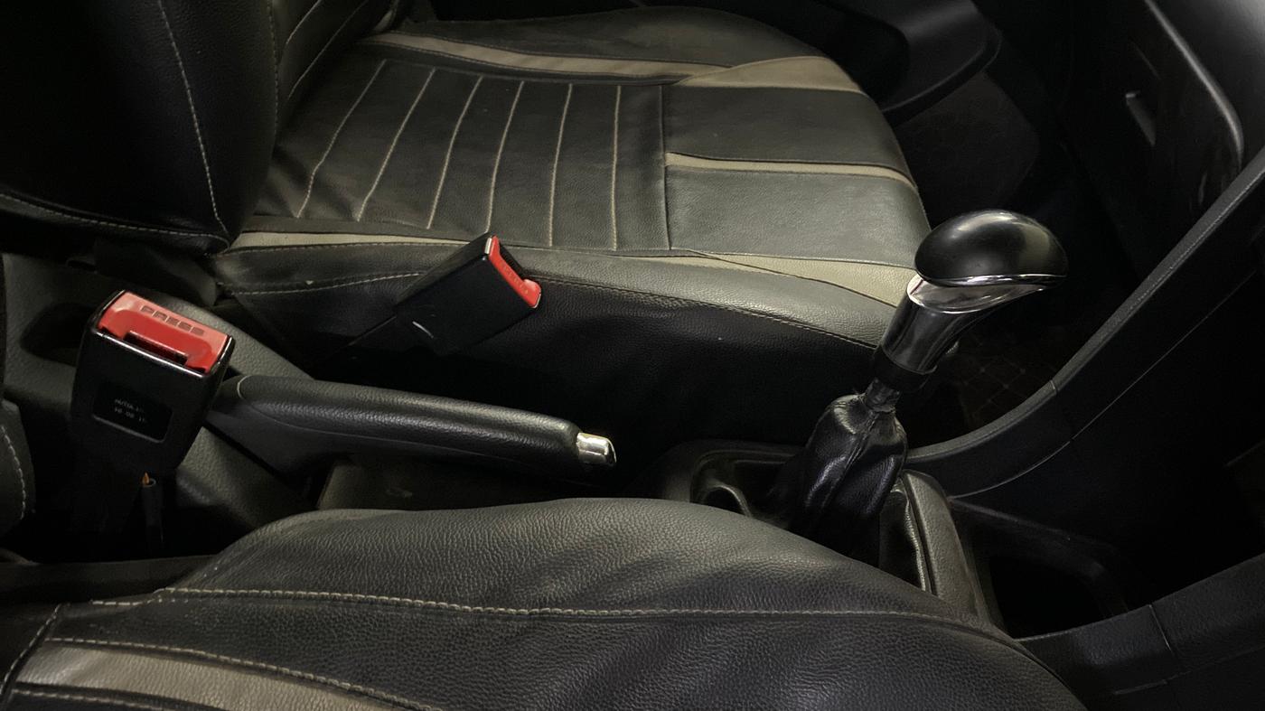 2015 Maruti Swift VXI, Petrol, Manual, 1,06,754 km, Gear Lever