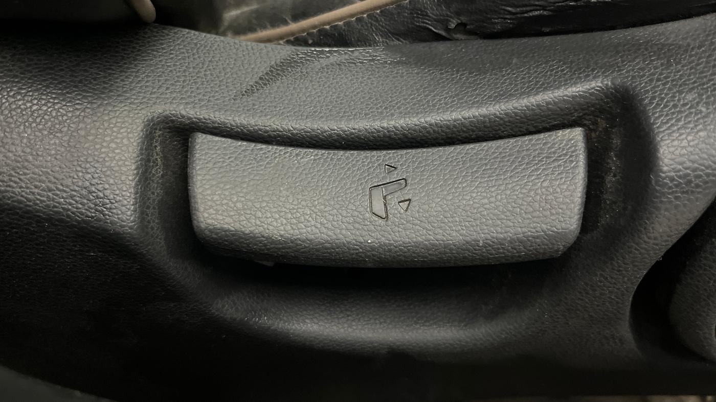 2018 Hyundai Elite i20 ASTA 1.2 (O), CNG, Manual, 1,15,452 km, Driver Side Adjustment Panel